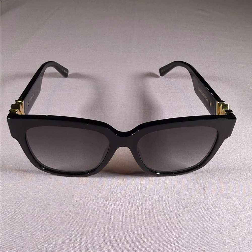 Louis Vuitton Sunglasses in Black with Gold Details -New, never worn - Picture 2 of 8